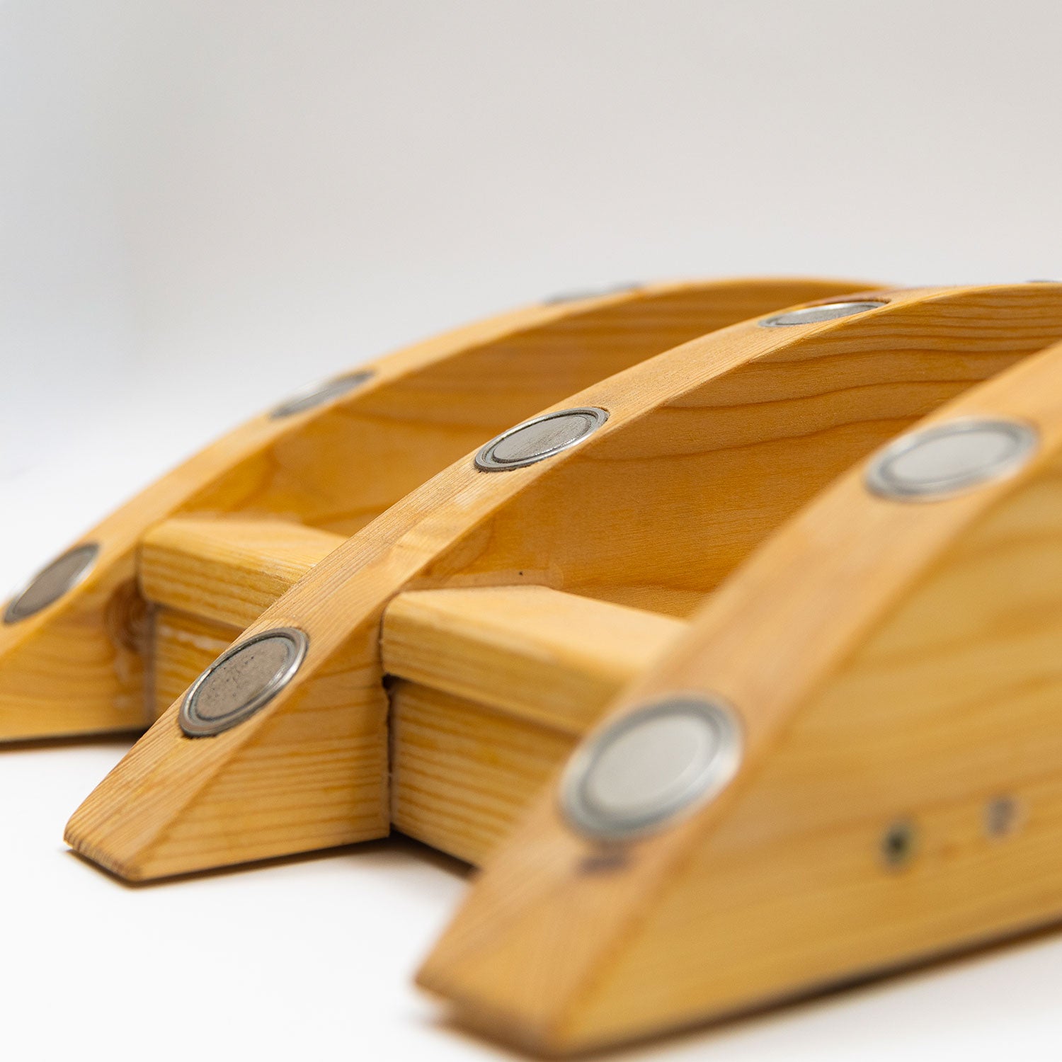 Magnetic arch for spine massage