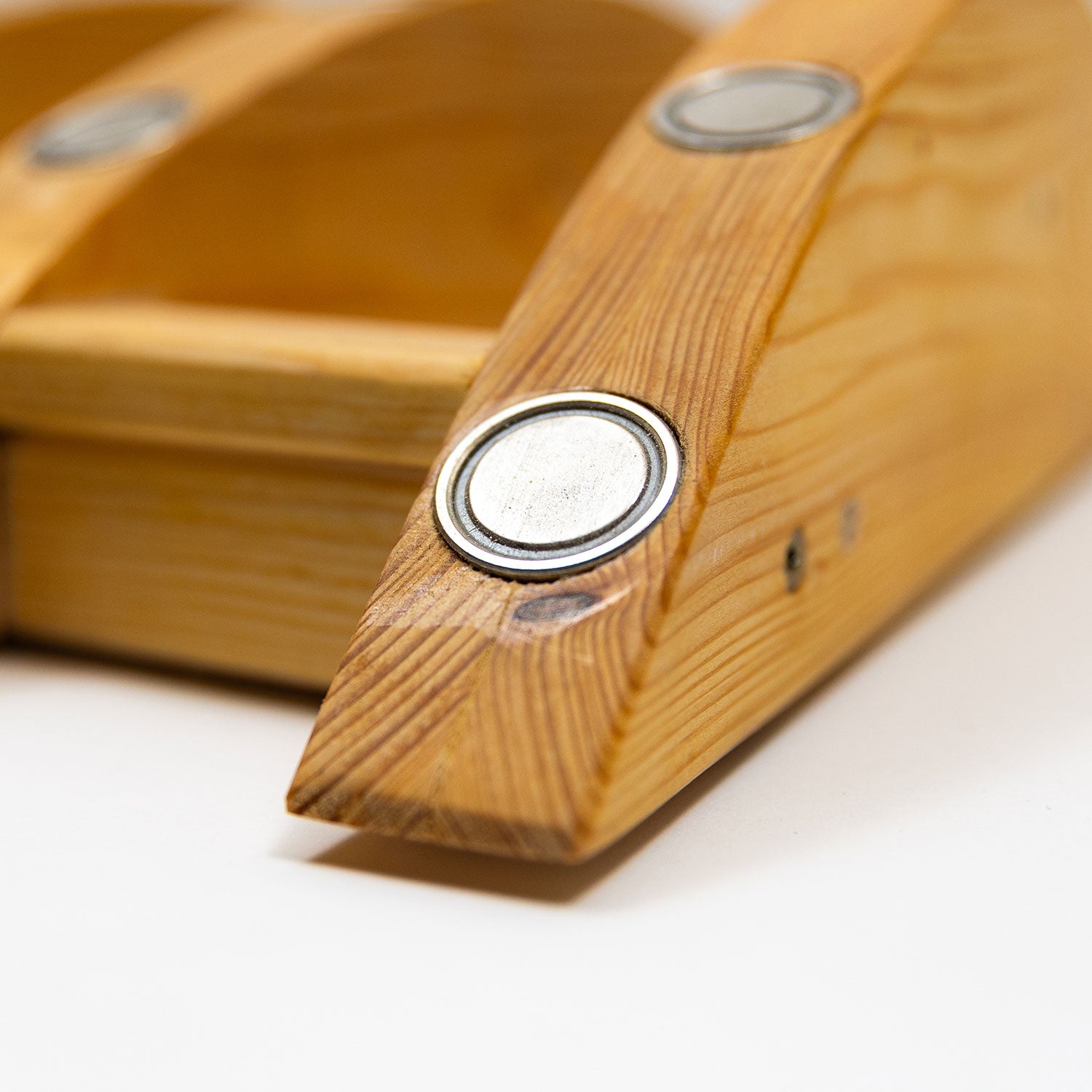 Magnetic arch for spine massage