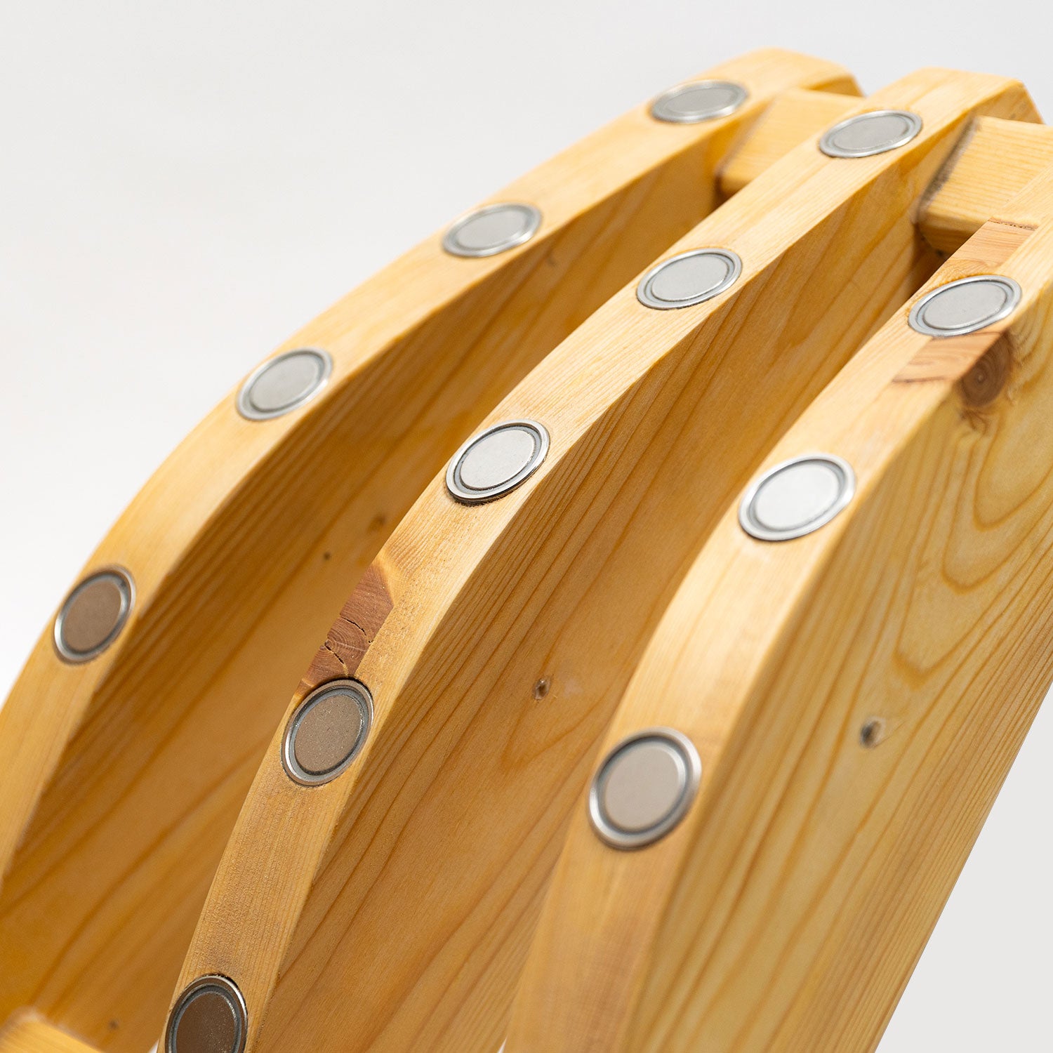 Magnetic arch for spine massage